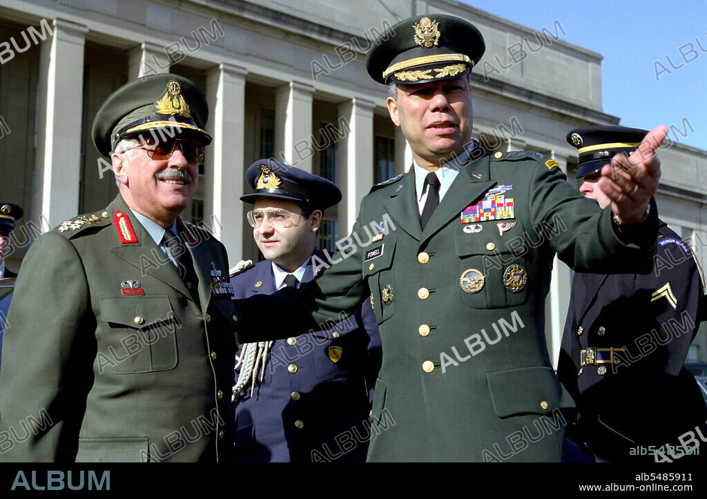 Hellenic Republic of Greece Army Gen. Ioannis Veryvakis, Chief of the Hellenic General Staff, is greeted by U.S. Army General Colin Powell.