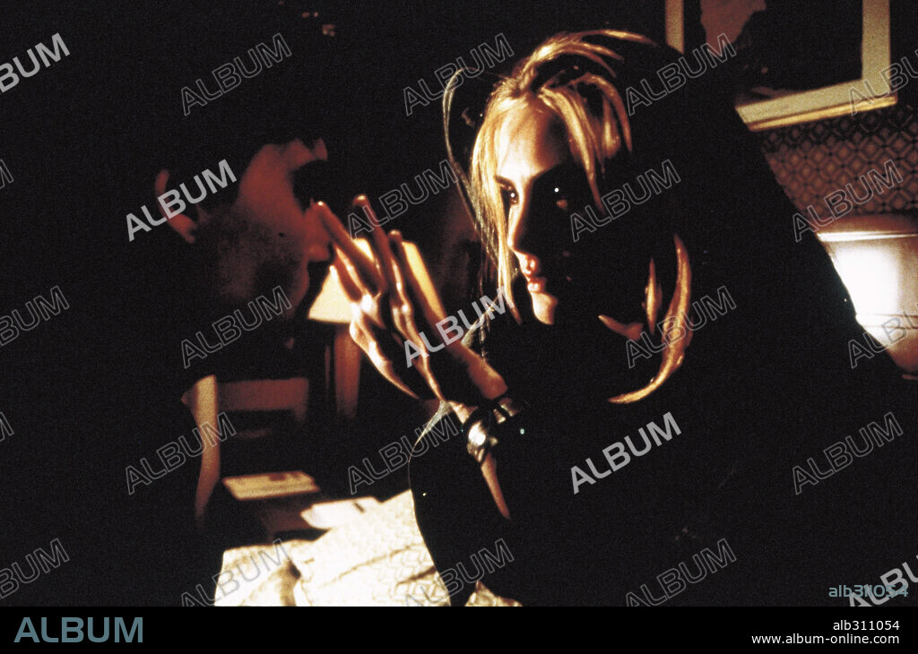 EMMANUELLE SEIGNER in DIE NEUN PFORTEN, 1999 (THE NINTH GATE), unter der Regie von ROMAN POLANSKI. Copyright ARTISAN ENTERTAINMENT.
