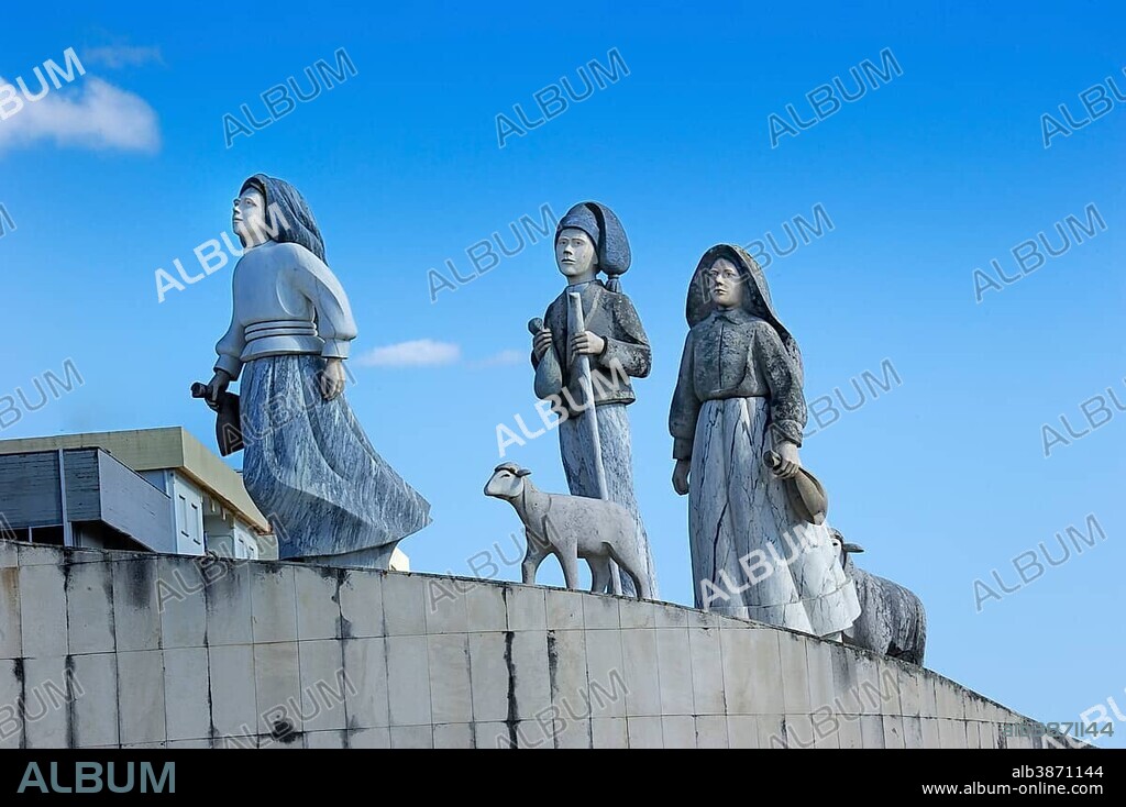 Memorial, miracle of Fatima with the three shepherd-children Lúcia dos Santos, Jacinta Marto and Francisco Marto, Fátima, Santarém District, Portugal