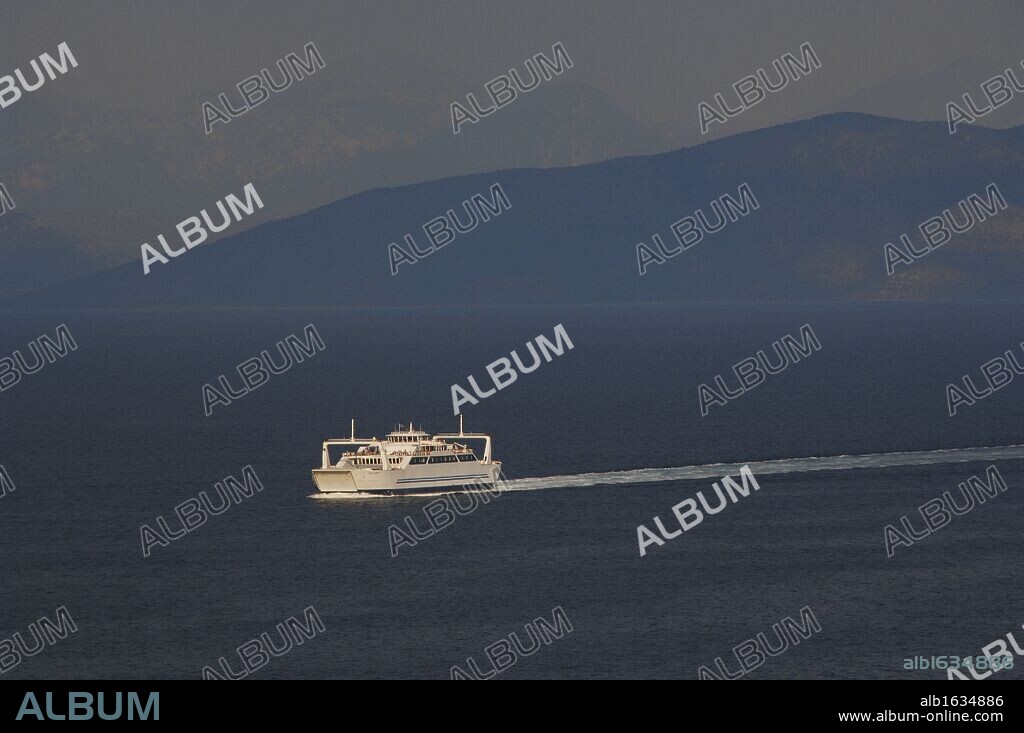 FERRY llegando a Corfú. Isla de Corfú. Islas Jónicas. Grecia.