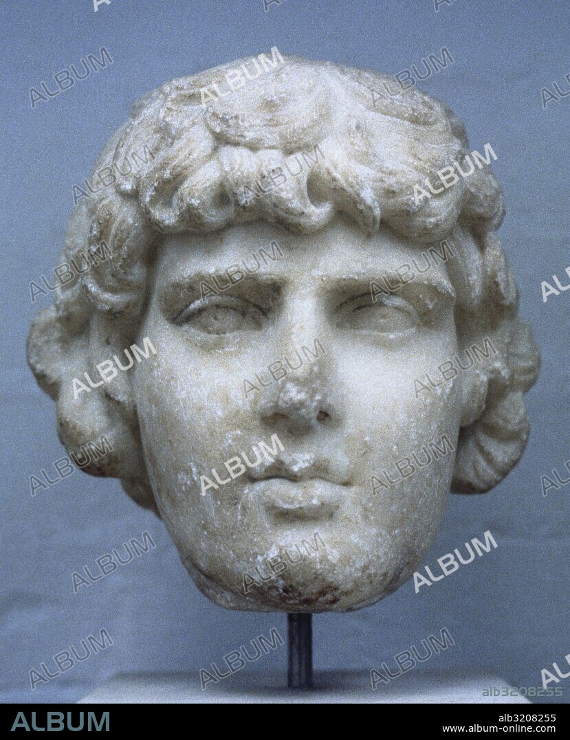 ANTINOO (Claudinópolis, Bitinia, 111-río Nilo, junto Besa, 130). Favorito del emperador Adriano. Numerosos artistas se inspiraron en él como ideal de belleza y comportamiento masculinos. Busto de Antinoo realizado en mármol. Fechado hacia el año 130 d. C. Museo Británico. Londres. Inglaterra. Reino Unido.