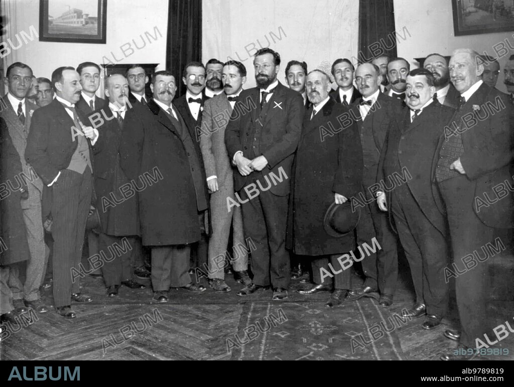 October 1915. In the new home of the Spanish paper mill in Madrid. The director of the Papelera, Mr. Nicolás M. Urgoiti (X), with some of the guests at the inaugural visit.