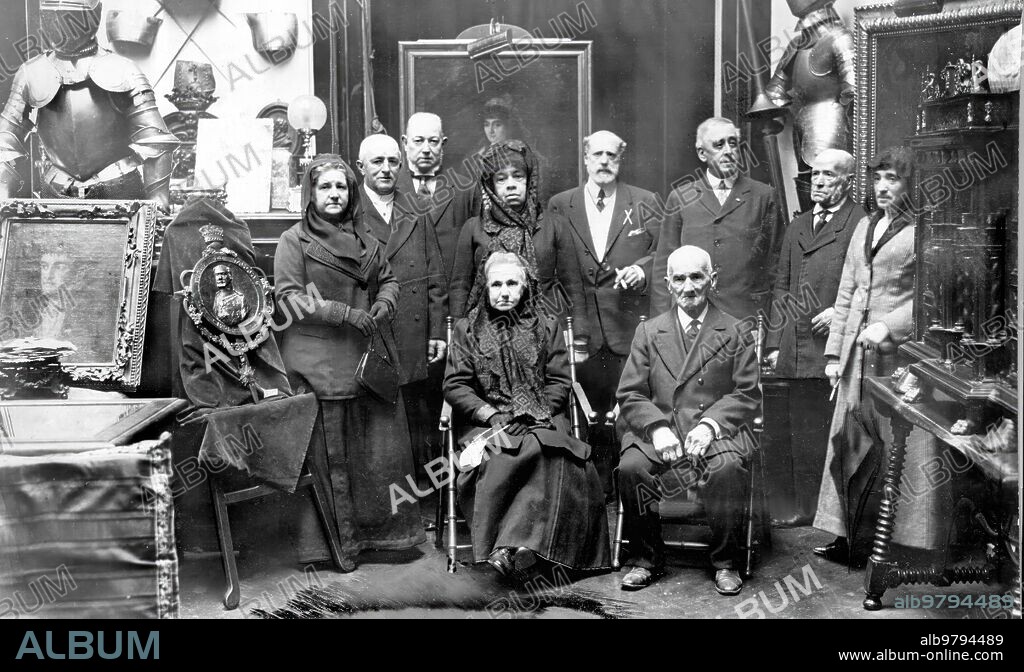 May 1915. An Initiative of the greatness of Spain. The Duke of Tamames (X), with the oldest servants of the Greats of Spain, to whom today cash prizes will be awarded on the occasion of the feast of San Francisco de Borja, patron of greatness.