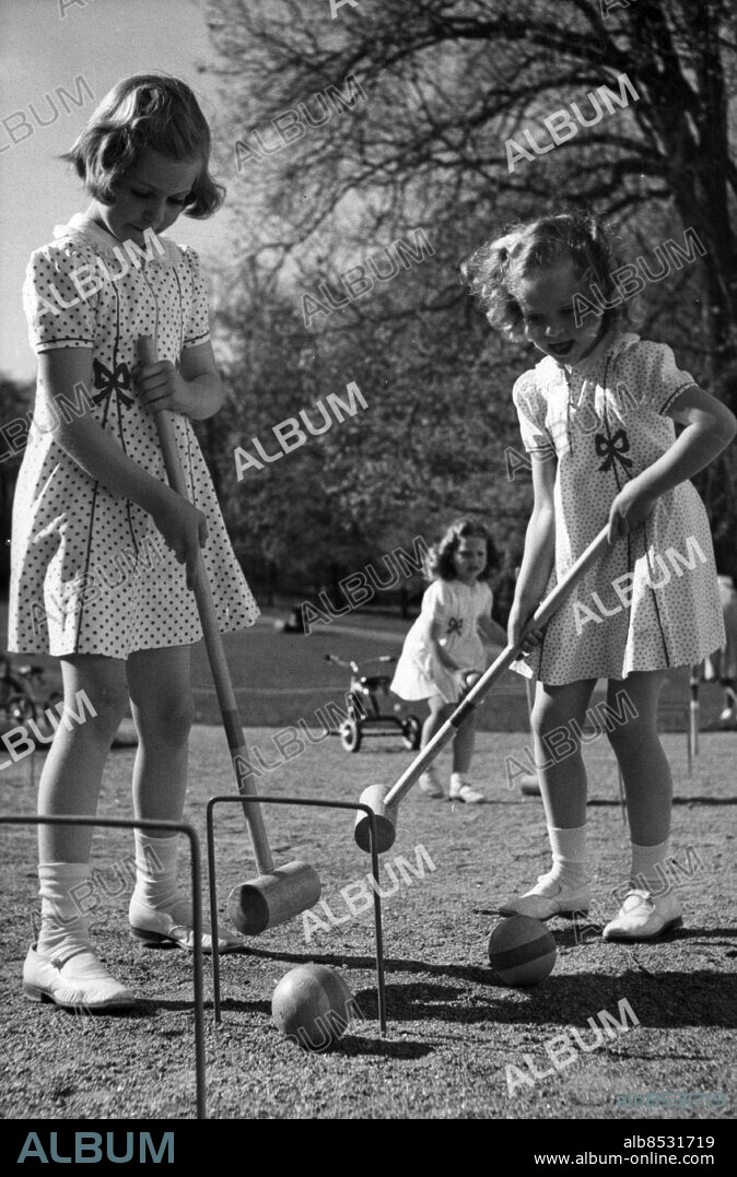 ARKIV STOCKHOLM 19420529.. Hagaprinsessorna spelar krocket i Hagaparken. Från vänster Margaretha och Birgitta och i bakgrunden Désirée, som blir 4 år den 2/6.. Foto: SVT Bild / Kod: 5600. AB Text & Bilder. Mapp: Hagaprinsessorna. Bilderna tagna till sessan Désirées födelsedag den 2 juni 1942. K 86 HI.