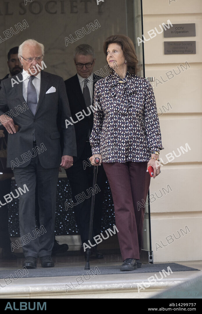 King Carl Gustaf and Queen Silvia of Sweden leave Royal Society in London, UK, after listening to a panel discussion about life science, on Friday, May 2, 2025. Photo: Fredrik Sandberg / TT / Code 10080.