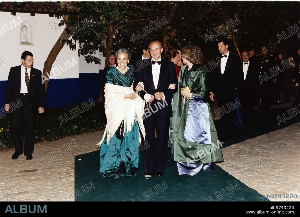 Sevilla, 18 de marzo de 1995. Boda de la Infanta Elena y Jaime de Marichalar en la Catedral de Sevilla. En la imagen, SS.MM. los Reyes, Don Juan Carlos y Doña Sofía, con la madre del novio, la Condesa viuda de Ripalda, llegando a la cena de gala que tuvo lugar en el palacio de Villamanrique.