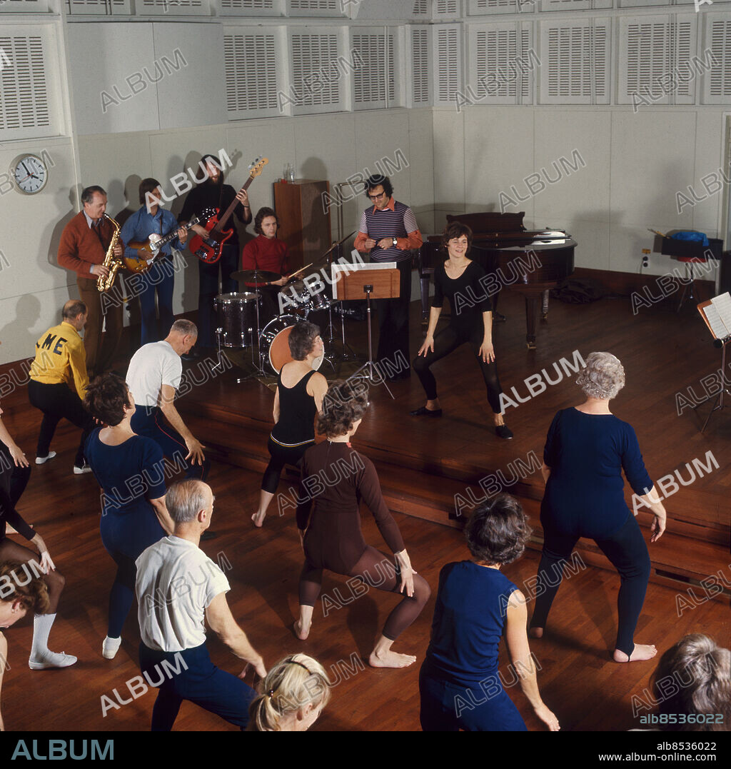 1972-12.. MOTIOMERA Motionsprogram i radio Gymnastikdräkter Saxofoner Gitarrer Basgitarrer Trummor Notställ Väggklockor Kim Myrenberg, gymnastikdirektör Arne Domnérus, saxofon, Rune Gustafsson, gitarr, Stefan Brolund, basgitarr, Egil johansen, trummor, Georg Riedel, kompositör CD562 persons: RUNE GUSTAFSSON;EGIL JOHANSEN;STEFAN BROLUND;GEORG RIEDEL;ARNE DOMNÉRUS;KIM MYRENBERG sites: SVERIGE.