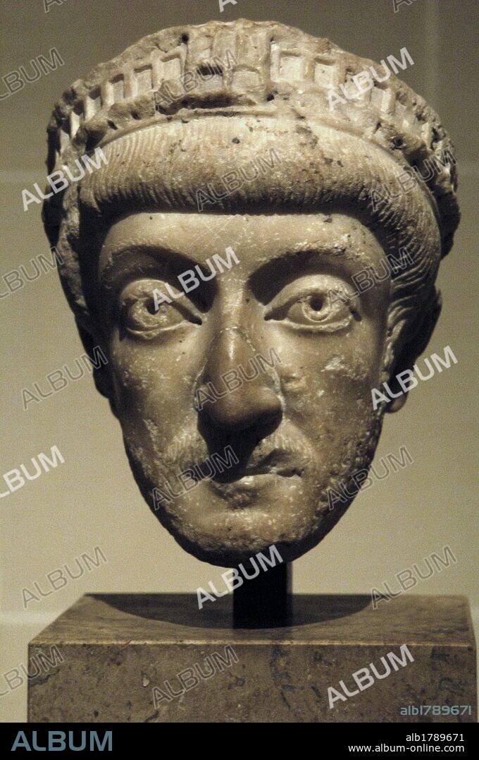 TEODOSIO II (Flavius Theodosius) (401-450 d. C.). Emperador del Imperio Romano de Oriente (408-450 d. C.). BUSTO DE TEODOSIO II realizado en mármol hacia el año 440 d. C. Museo del Louvre. París. Francia.
