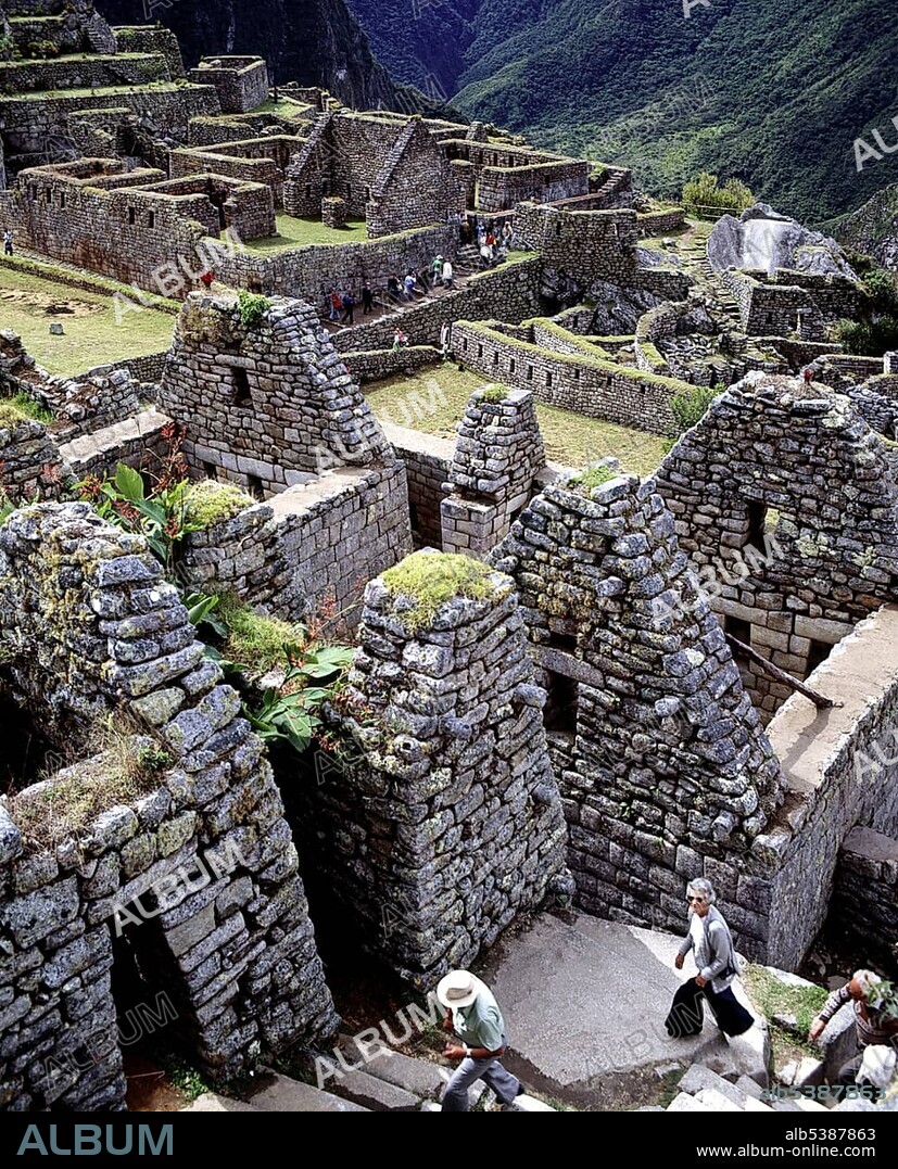 Machu Picchu, ancient Inca town, Incan ruins, UNESCO World Heritage Site, Peru, South America.