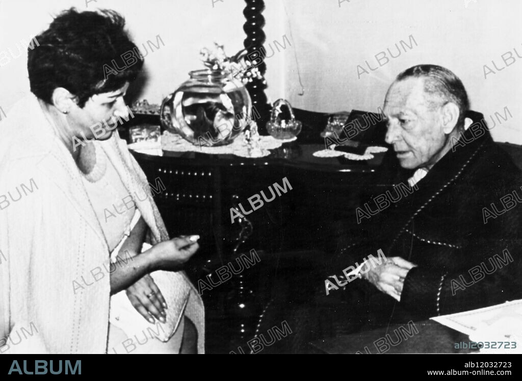 Mrs Ann Washkansky wife of Heart transplant recepient Louis Washkansky (left), speaks to the father of the heart donor Denise Darvall, Mr. E.G. Darvall (right). 5 December 1967. [caption in theFrench].