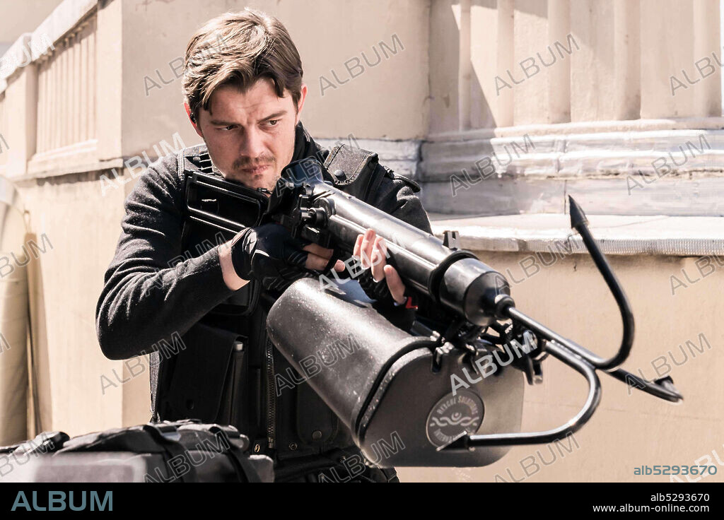 SAM RILEY en WAY DOWN, 2021, dirigida por JAUME BALAGUERO. Copyright TELECINCO CINEMA.