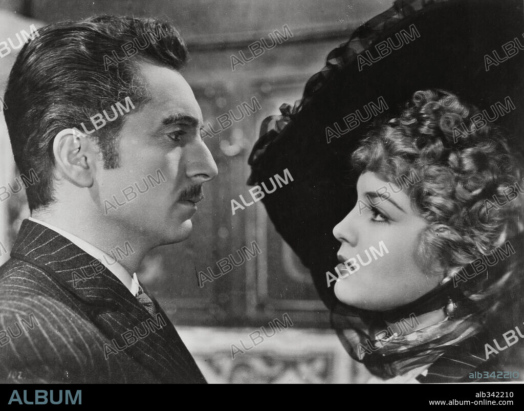 JOSE Mª SEOANE y SARA MONTIEL en MARIONA REBULL, 1947, dirigida por JOSE LUIS SAENZ DE HEREDIA. Copyright BALLESTEROS.