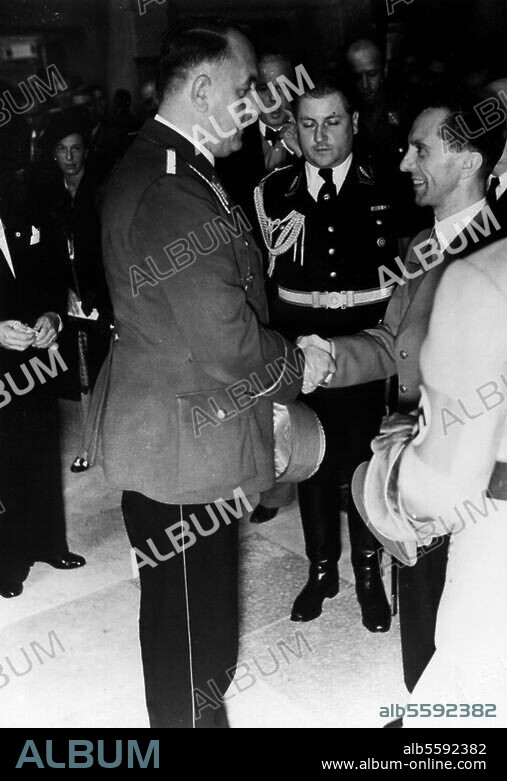 Goebbels, Joseph; Politiker (NSDAP), Reichsminister für Volksaufklärung und Propaganda; 1897-1945. - Goebbels gratuliert dem Konstrukteur des Volksempfängers, Oberingenieur Otto Griessing, zur Verleihung des Rundfunkpreises für besondere Leistungen auf dem Gebiet der Rundfunkwissenschaft, der Rundfunktechnik. Foto.