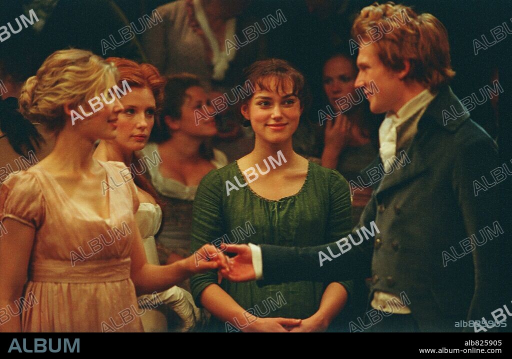 KEIRA KNIGHTLEY, ROSAMUND PIKE and SIMON WOODS in PRIDE & PREJUDICE, 2005, directed by JOE WRIGHT. Copyright UNIVERSAL PICTURES / BAILEY, ALEX.