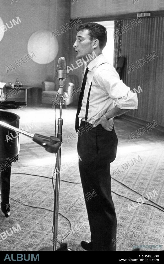 1959-03-17.. CHARLIES TAFFEL. Radioprogram med Charlie Norman.. Sänt under säsongen 1959.. Här ses Carli Tornehave, sångare.. Foto: Bertil S-son Åberg / RiR / SVT / Kod: 5600. RiR 14929 sv/v. Mapp: Tornehave, Carli.