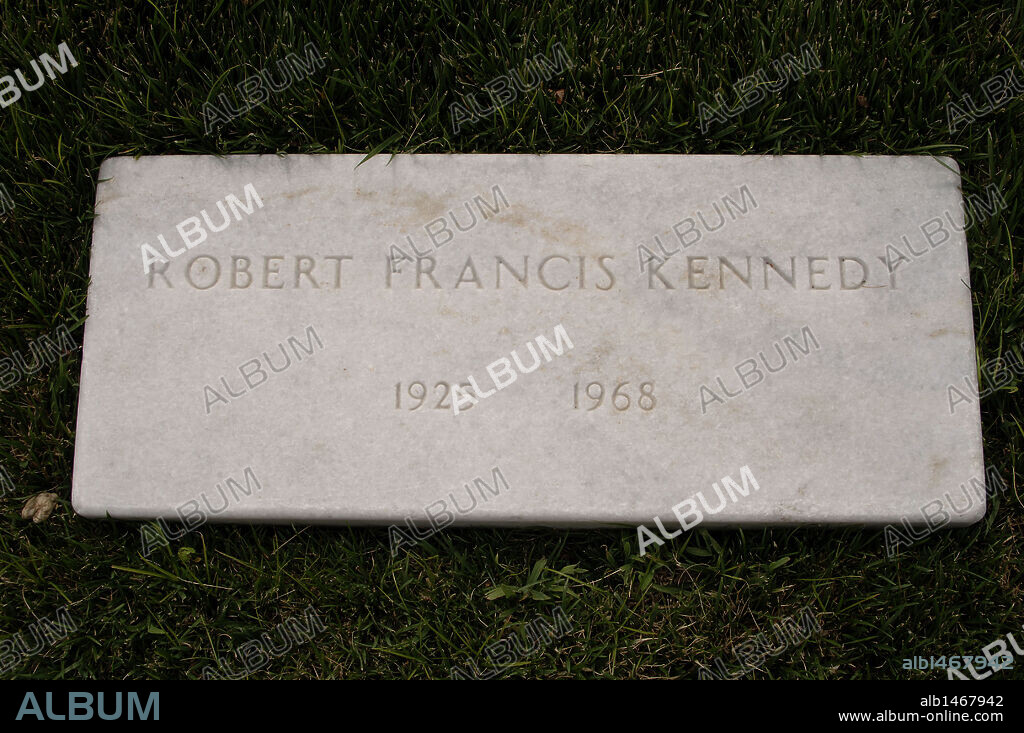 ROBERT FRANCIS KENNEDY (1925-1964). Fiscal General de los Estados Unidos (1961-1964) y hermano menor de John F. Kennedy. S. XX. TUMBA DE ROBERT KENNEDY en el CEMENTERIO NACIONAL DE ARLINGTON. Condado de Arlington. Estado de Virginia. Estados Unidos.