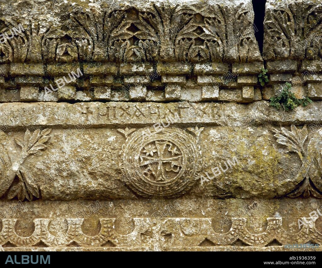 ARTE BIZANTINO. SIGLO V. SIRIA. IGLESIA DE QALB LUSIH (h. 460). Edificada probablemente como escala en la ruta de los peregrinos que se dirigían a la basílica de San Simeón. Detalle de un FRISO CON RELIEVES EN EL QUE APARECE UN CRISMON. Alrededores de Harim.