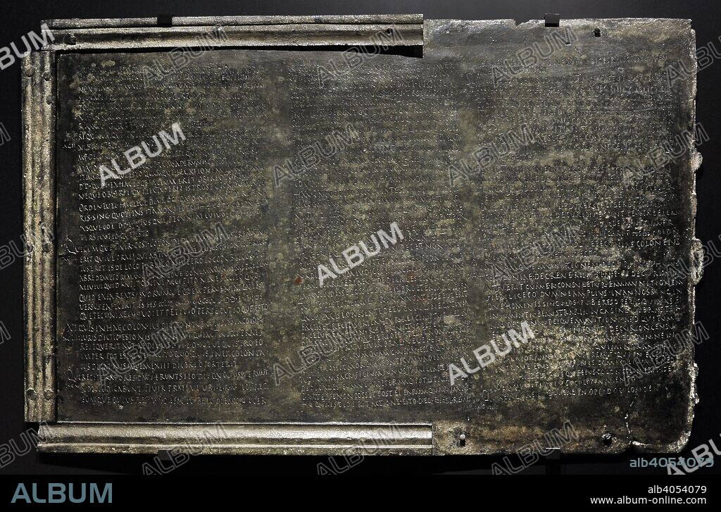 Lex Coloniae Genitiuae Iuliae. Ley municipal de la antigua Urso (Osuna) promulgada el 44 a. C. Publicada en tablas de bronce entre el 20 y el 24 d. C. Tercera tabla. Capítulos 91 a 99. Trata de las prestaciones personales de cargos públicos y la no conveniencia de recibir presentes. Regula derechos de asociación y reunión, la defensa de la colonia, las candidaturas a magistrados y el consenso obligatorio para las decisiones de gobierno. Museo Arqueológico Nacional. Madrid. España.