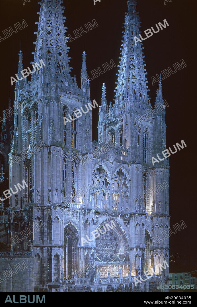 FACHADA PRINCIPAL DE LA CATEDRAL DE BURGOS ILUMINADA - PUERTA DE SANTA MARIA/REAL/PERDON - SIGLO XIII - GOTICO ESPAÑOL.