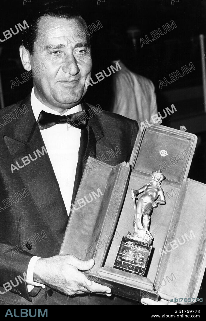 Alberto Sordi wins the David di Donatello. The Italian actor Alberto Sordi shows the award he received as Best Actor in Leading Role at the David di Donatello Awards. Taormina, July 1973.