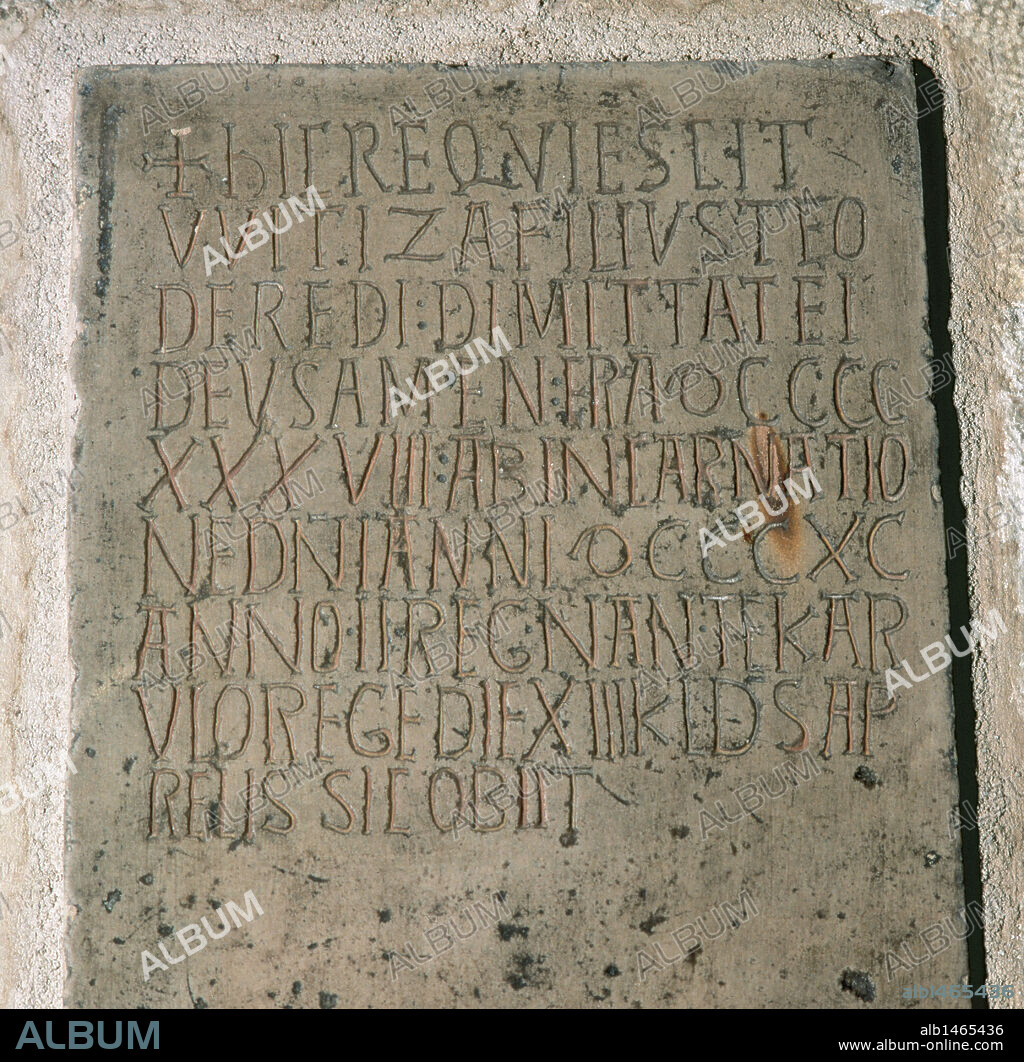 LAPIDA SEPULCRAL del 980, hallada cerca de la capilla de San Federico de la actual Iglesia de los Santos Justo y Pastor (Barcelona). "Aquí descansó Witiza, hijo de Teoderedo. Dios le perdone. En el año 938 de la Era. En el 890 de la Encarnación del Señor. De este modo murió en el día 13 de las Kalendas de abril (20 de marzo) del segundo año del reinado de Carlos".