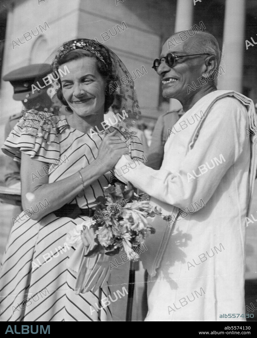 Countess ***** India, clasps the hand of his Excellency Shri Chakravarti Rajagopalachari, the new Governor-General, at New Delhi airport, June 21. Lord and Lady Mountbatten were leaving for England (where they arrived tonight, June 23) at the end of Lord Mountbatten's mission. June 23, 1948. (Photo by Associated Press Photo).