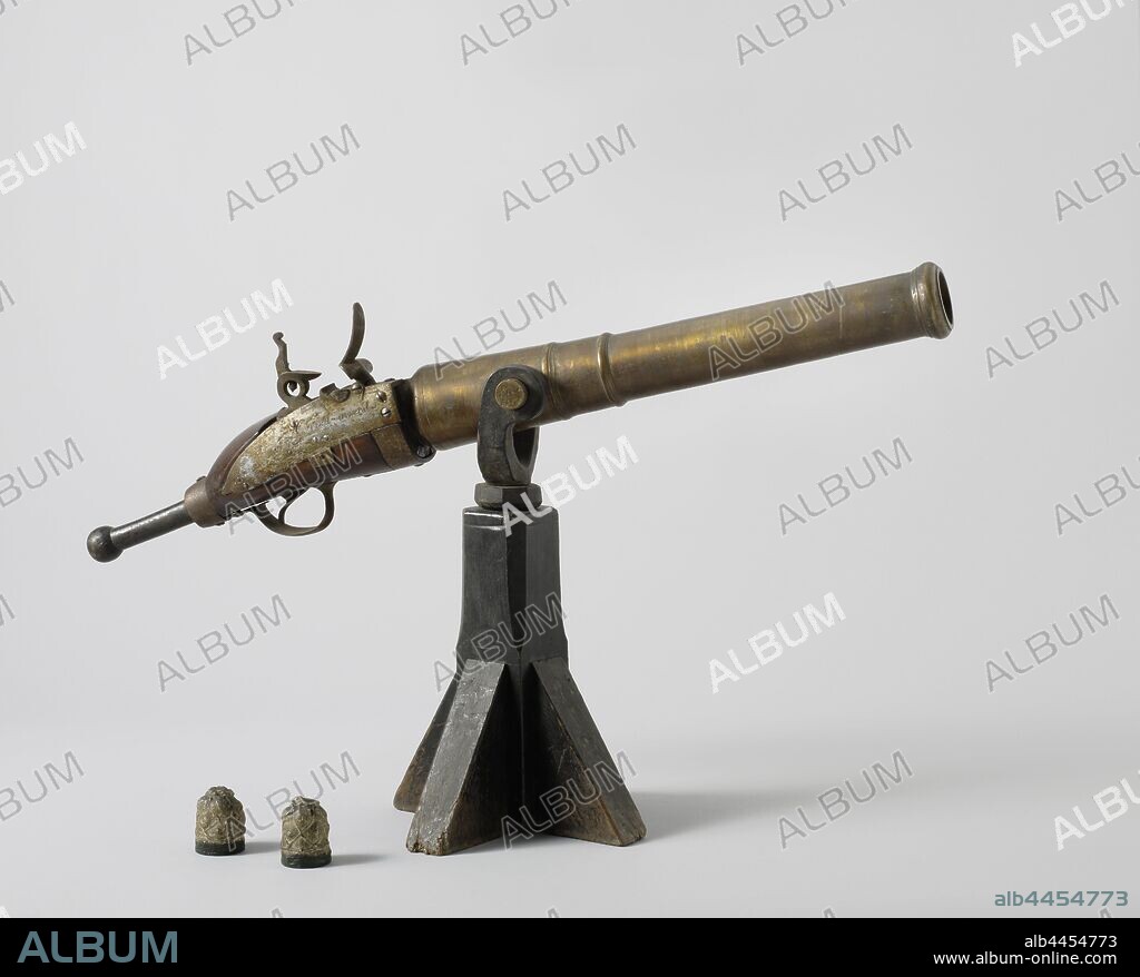 Swivel musketoon, Swivel Gun, Bronze front-load enterbus on a stand. The barrel has a caliber of 52 mm and a conical chamber. A heavy flint lock is fitted on the right side of the short drawer, the pan lid of which is caught by a spring when it opens. Behind an iron handle. The enterbus hangs in an iron target., anonymous, France (possibly), c. 1780 - c. 1800, bronze (metal), iron (metal), wood (plant material), textile materials, h 62 cm × w 100.5 cm × d 31 cm × c 52 mm.