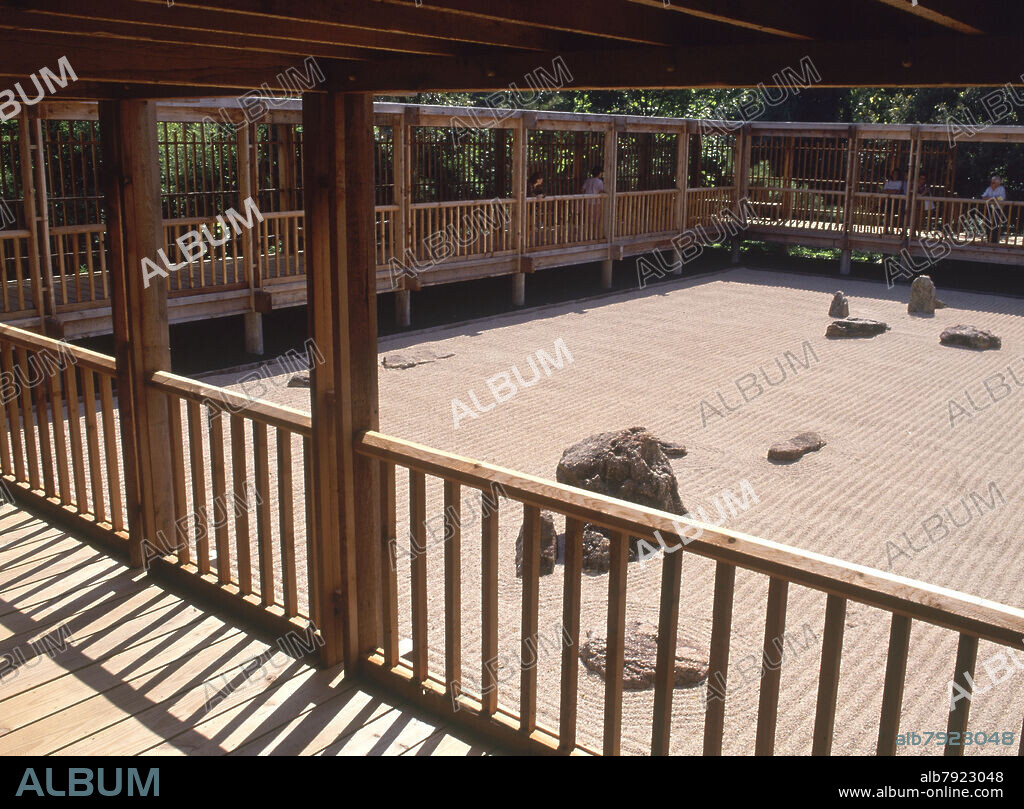 JARDIN JAPONES DE MEDITACION ZEN-ESTILO KARESANSUI-PAISAJE SECO DE ARENA Y ROCA.