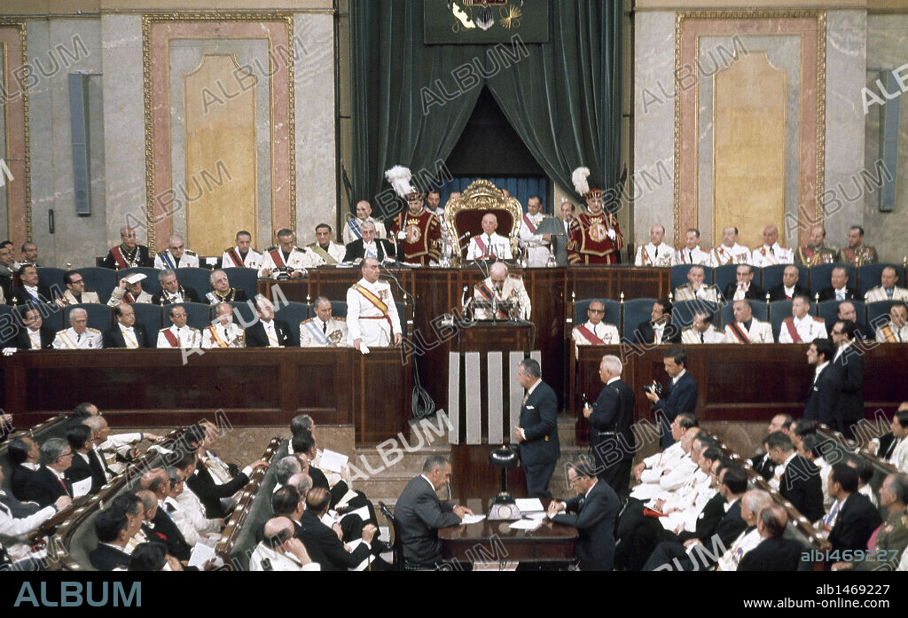 22 DE JULIO DE 1969. A propuesta de la Jefatura del Estado, el Príncipe D. JUAN CARLOS DE BORBON (Roma,1938), fue proclamado sucesor, a título de rey, de Francisco FRANCO (El Ferrol,1892-Madrid, 1975). La votación fue nominal y hubo 491 votos a favor, 19 en contra y 9 abstenciones.