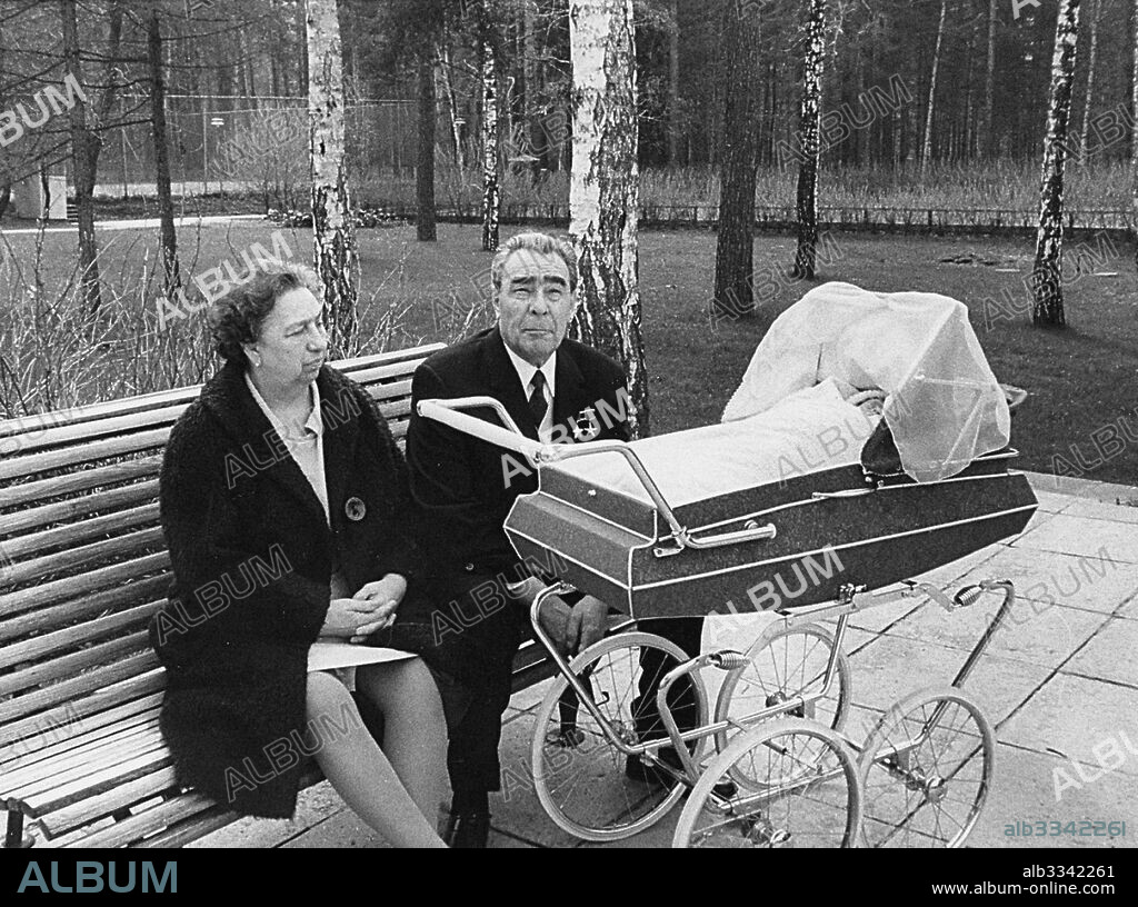 ANÓNIMO. Viktoria Brezhneva and Leonid Brezhnev at the summer house in Zarechye.