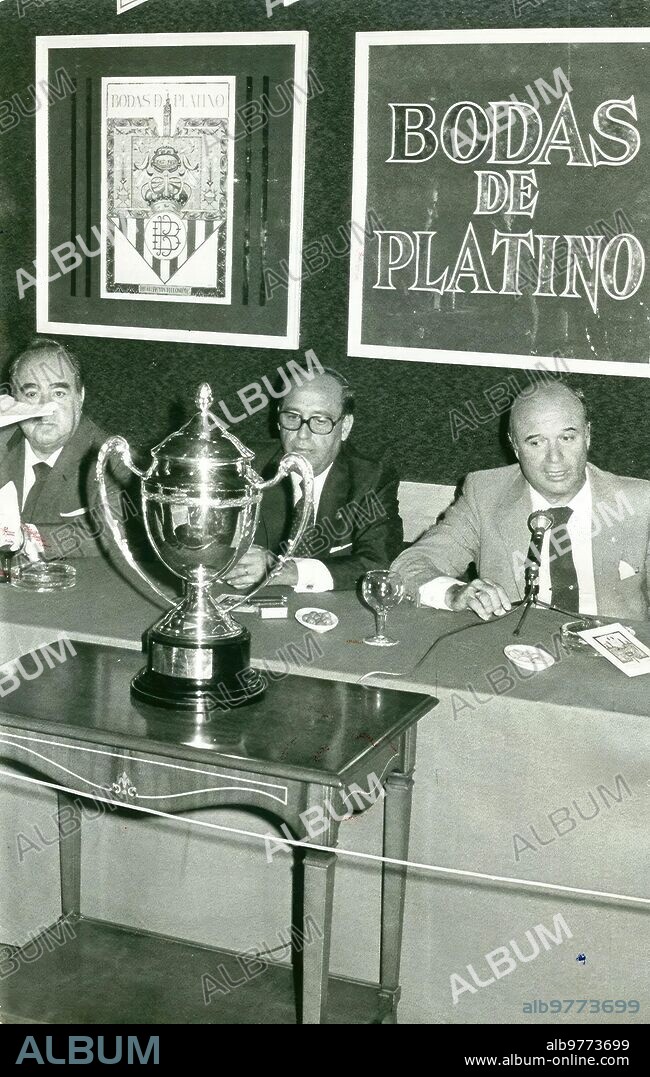 Copa del 75 aniversario.- El 25 de agosto de 1982 fueron presentados en El Corte Inglés, de la plaza del Duque, los actos conmemorativos del 75 aniversario fundacional del Betis. El Corte Inglés donó la copa del 75 aniversario, que se disputó en un amistoso entre el equipo verdiblanco y el Universidad Nacional de México. En la imagen, a la derecha, figura el presidente del club, Juan Manuel Mauduit Caller. (Foto Díaz Japón).