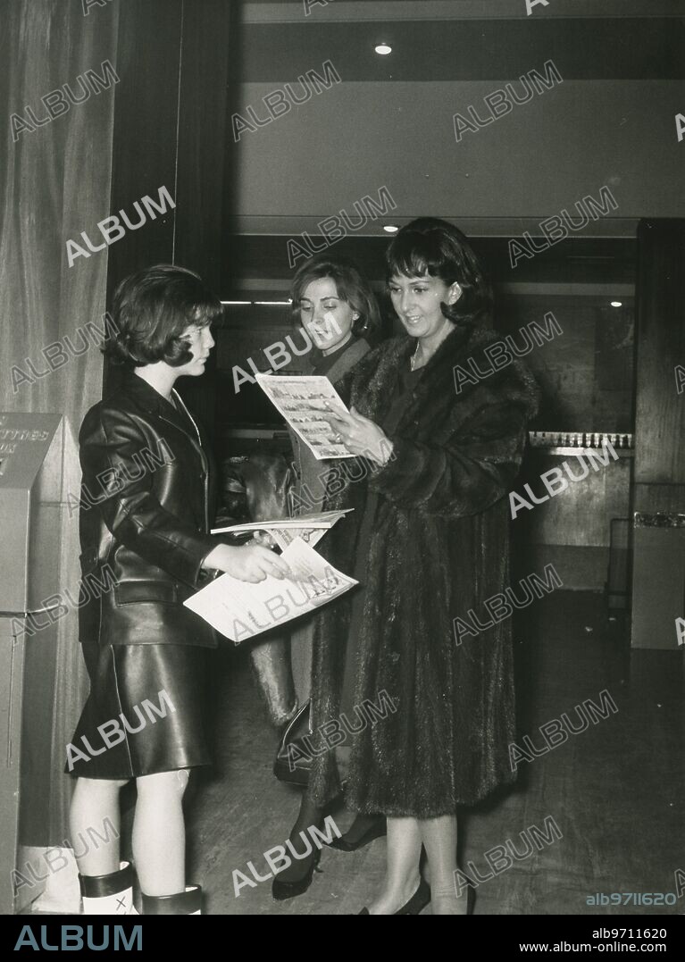 1964. Amparo Rivelles con su hija y María Luisa Merlo en Madrid.