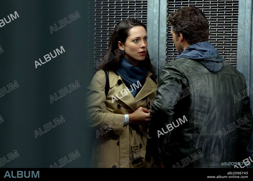 ERIC BANA and REBECCA HALL in CLOSED CIRCUIT, 2013, directed by JOHN CROWLEY. Copyright FOCUS FEATURES.