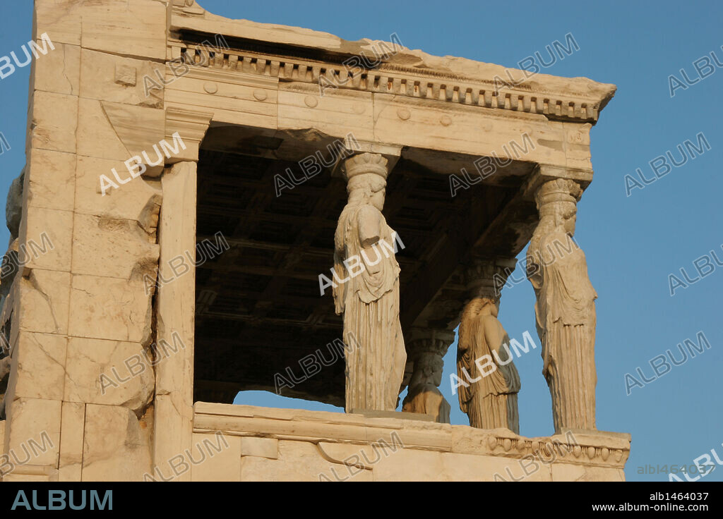 ARTE GRIEGO. GRECIA. ERECTEION. Vista general del Pórtico Sur o PORTICO DE LAS CARIATIDES o KORAI. Arquitrabe sostenido por seis esculturas de 2,30 m. altura de "Korai", figuras sagradas femeninas revestidas con un peplo jónico. Siglo V a. C. ACROPOLIS DE ATENAS. Grecia.