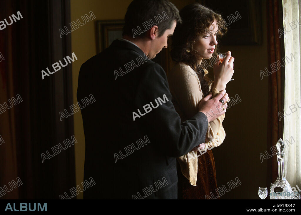 CHRISTIAN BALE and REBECCA HALL in THE PRESTIGE, 2006, directed by CHRISTOPHER NOLAN. Copyright NEWMARKET PRODUCTIONS/SYNCOPY/TOUCHSTONE PICTURES/WARNER BRO / VAUGHAN, STEPHEN.