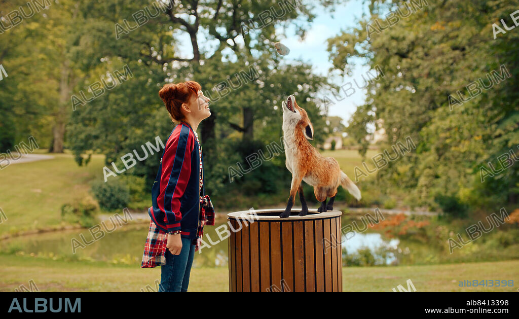 EMILIA MAIER en EL COLEGIO DE LOS ANIMALES MAGICOS, 2021 (DIE SCHULE DER MAGISCHEN TIERE), dirigida por GREGOR SCHNITZLER. Copyright Bayerischer Banken-Fonds.
