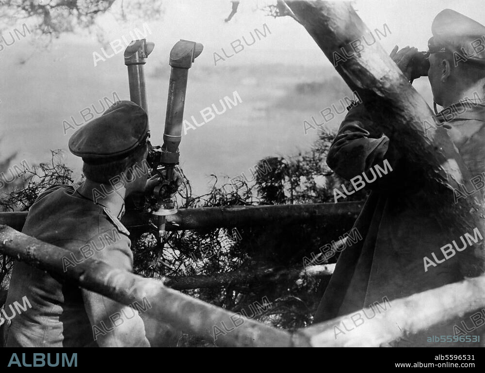 World War I 1914/18. German officer using binocular periscope at a lookout post in a treetop. Photo (Otto Haeckel).