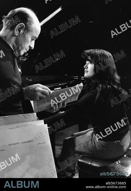 Argerich, Martha; argentinische Pianistin; geb. 5.6.1941 in Buenos Aires. Martha Argerich und Dirigent Erich Leinsdorf bei einer Konzertprobe in der Deutschen Oper Berlin. Foto, November 1968.