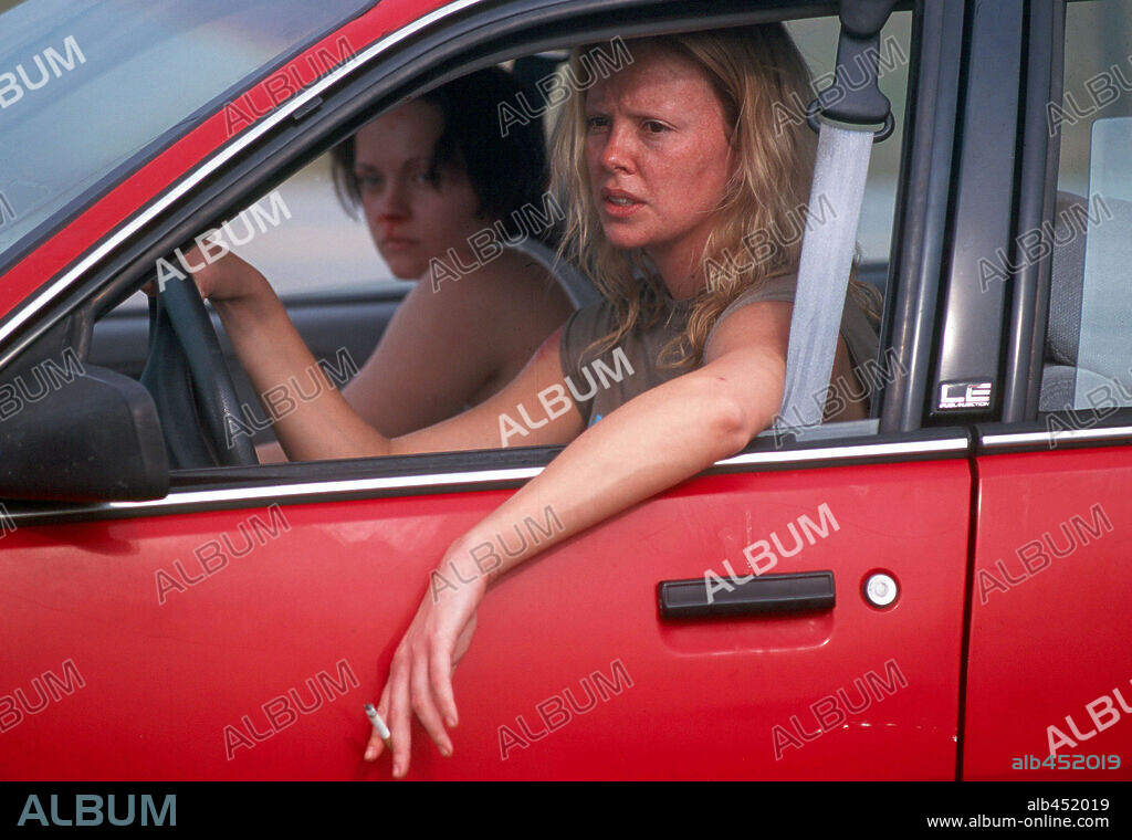 CHARLIZE THERON und CHRISTINA RICCI in MONSTER, 2003, unter der Regie von PATTY JENKINS. Copyright NEWMARKET FILM GROUP.