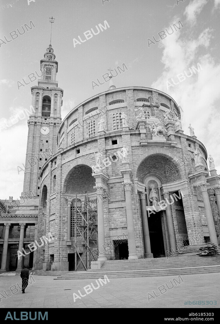 LUIS MOYA BLANCO. IGLESIA DE LA UNIVESIDAD LABORAL DE GIJON - REALIZADA ENTRE 1946 Y 1957 - FOTOGRAFIA EN BLANCO Y NEGRO - AÑOS 50.