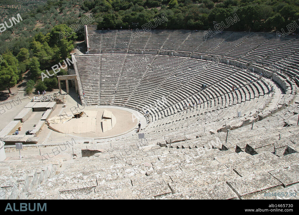 ARTE GRIEGO. GRECIA. GRAN TEATRO DE EPIDAURO. Obra del arquitecto Policleto el Joven (S. IV. a. C.). Tiene una capacidad para 14.000 espectadores. Célebre por la excelente calidad de su acústica. Epidauro. Peloponeso. Grecia.