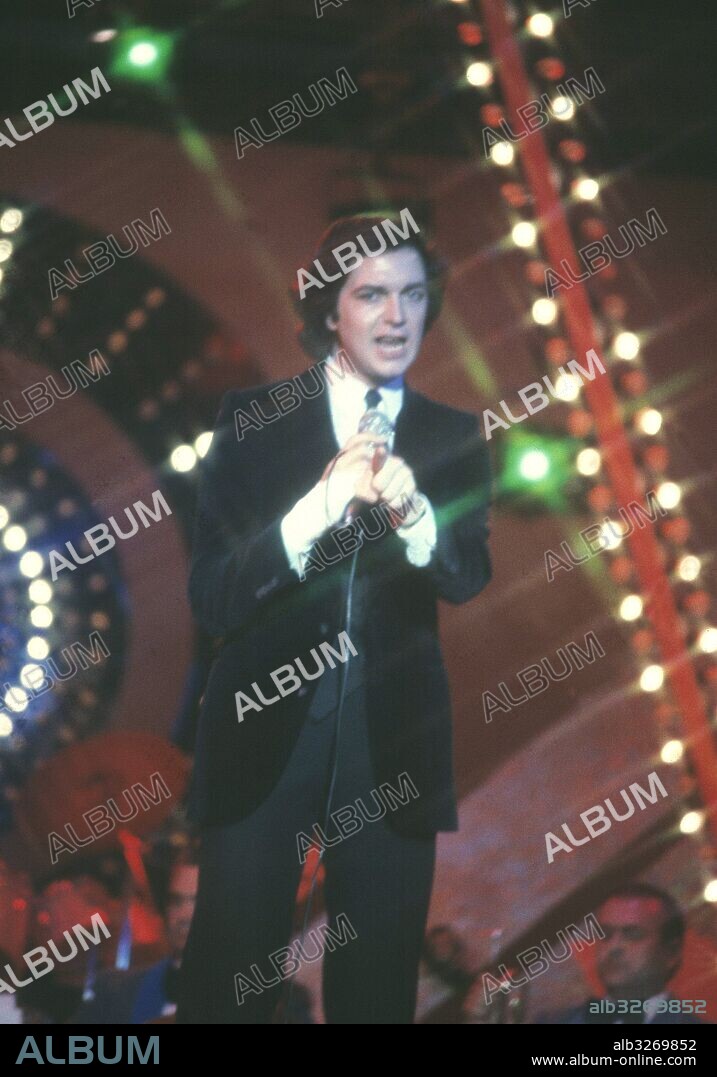 EL CANTANTE CAMILO SESTO DURANTE LA DECADA DE 1970.