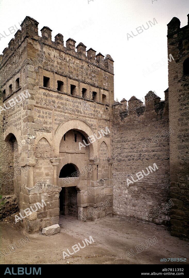 PUERTA ANTIGUA DE BISAGRA TAMBIEN LLAMADA DE ALFONSO VI - SIGLO X - FOTO AÑOS 60.