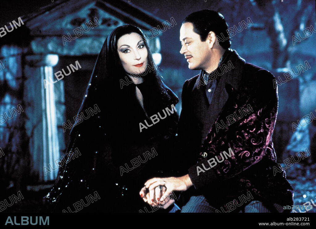 ANJELICA HUSTON and RAUL JULIA in ADDAMS FAMILY VALUES, 1993, directed by BARRY SONNENFELD. Copyright PARAMOUNT PICTURES.