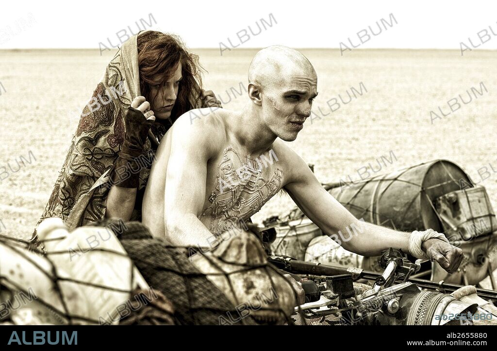 NICHOLAS HOULT and RILEY KEOUGH in MAD MAX: FURY ROAD, 2015, directed by GEORGE MILLER. Copyright VILLAGE ROADSHOW.