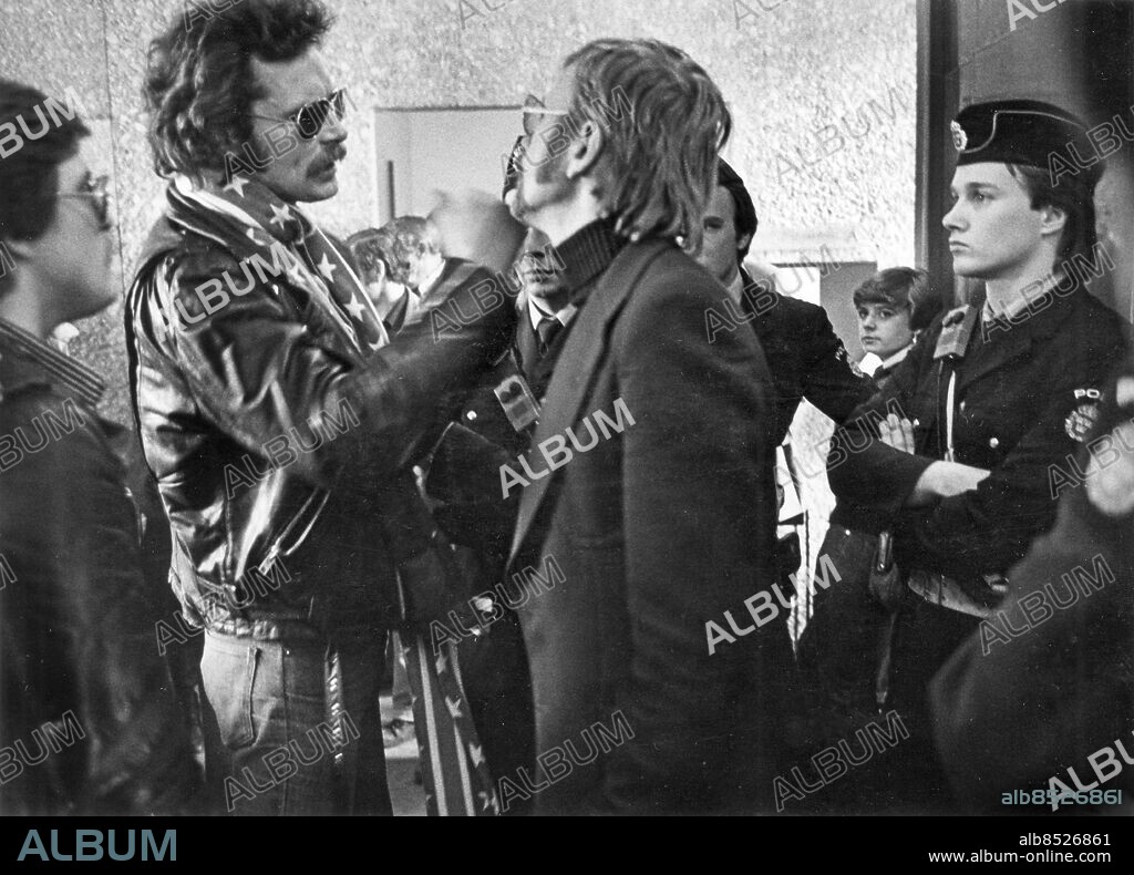 SÖDERTÄLJE 1978-04-07. Den 28-årige raggarledaren Dag Seijboldt (t. v.) i en het diskusion i samband med rättegången i Södertälje tingsrätt 7:e april 1978 angående förra sommarens raskravaller mellan raggare och assyrier vid Södertälje Folkets Park i natten till den 19:e juni 1977 där ett hundratal assyrier och raggare slogs mot varandra med bl. a. kättingar, kedjor och domkrafter som tillhygge.. Foto: Kent Östlund / SvD / TT / Kod: 11014.