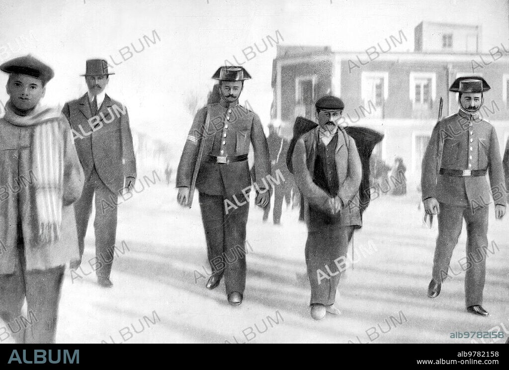 Alicante, December 1910. The crime of Alicante. The arrival of the criminal "Castella", guarded by a couple from the Civil Guard.