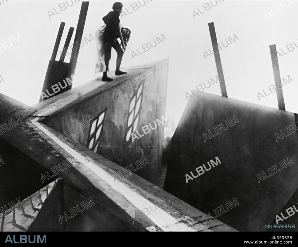 CONRAD VEIDT and LIL DAGOVER in THE CABINET OF DR. CALIGARI, 1920 (DAS CABINET DES DR. CALIGARI), directed by ROBERT WIENE. Copyright DECLA-BIOSKOP.