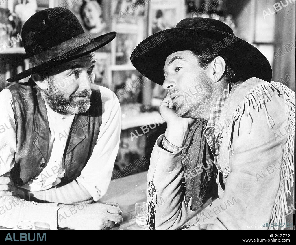 GARY COOPER and WALTER BRENNAN in THE WESTERNER, 1940, directed by WILLIAM WYLER. Copyright UNITED ARTISTS/SAMUEL GOLDWYN.