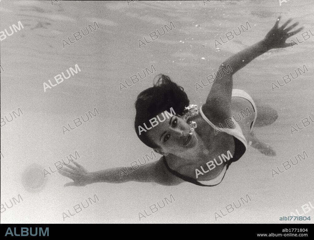 Claudine Auger in 'Thunderball'. The French actress Claudine Auger is swimming in the water. She is playing in the fourth film of the James Bond saga: 'Thunderball'. She is the Bond girl 'Domino' Derval, a role that made her very famous. Great Britain, 1965.